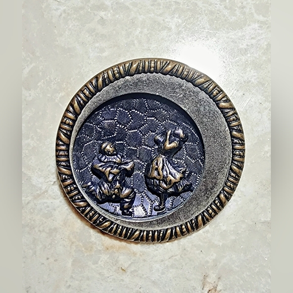 Vintage jester clown making a princess laugh round black and bronze metal brooch - Picture 6 of 6